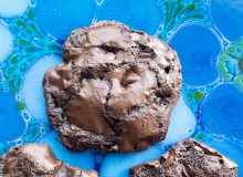 Dark Chocolate Flourless Cookies - 5 ingredients and done in 20 minutes.